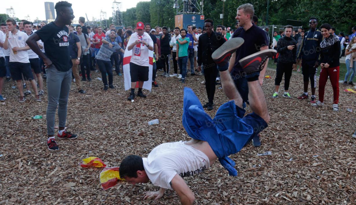 Seorang penonton asal Inggris melakukan break dance saat akan menyaksikan negaranya bertanding melawan Islandia. (Bola.com/Vitalis Yogi Trisna)