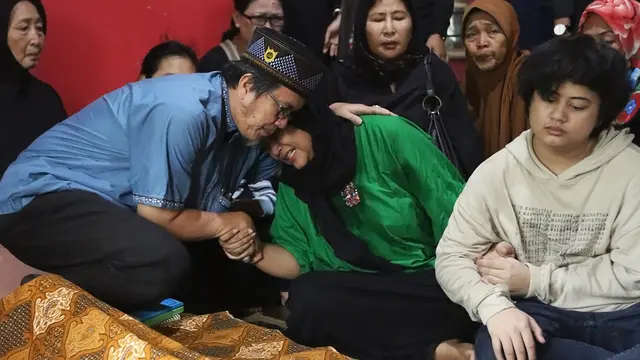 [Bintang] Suasana Rumah Duka Alm. Yon Koeswoyo