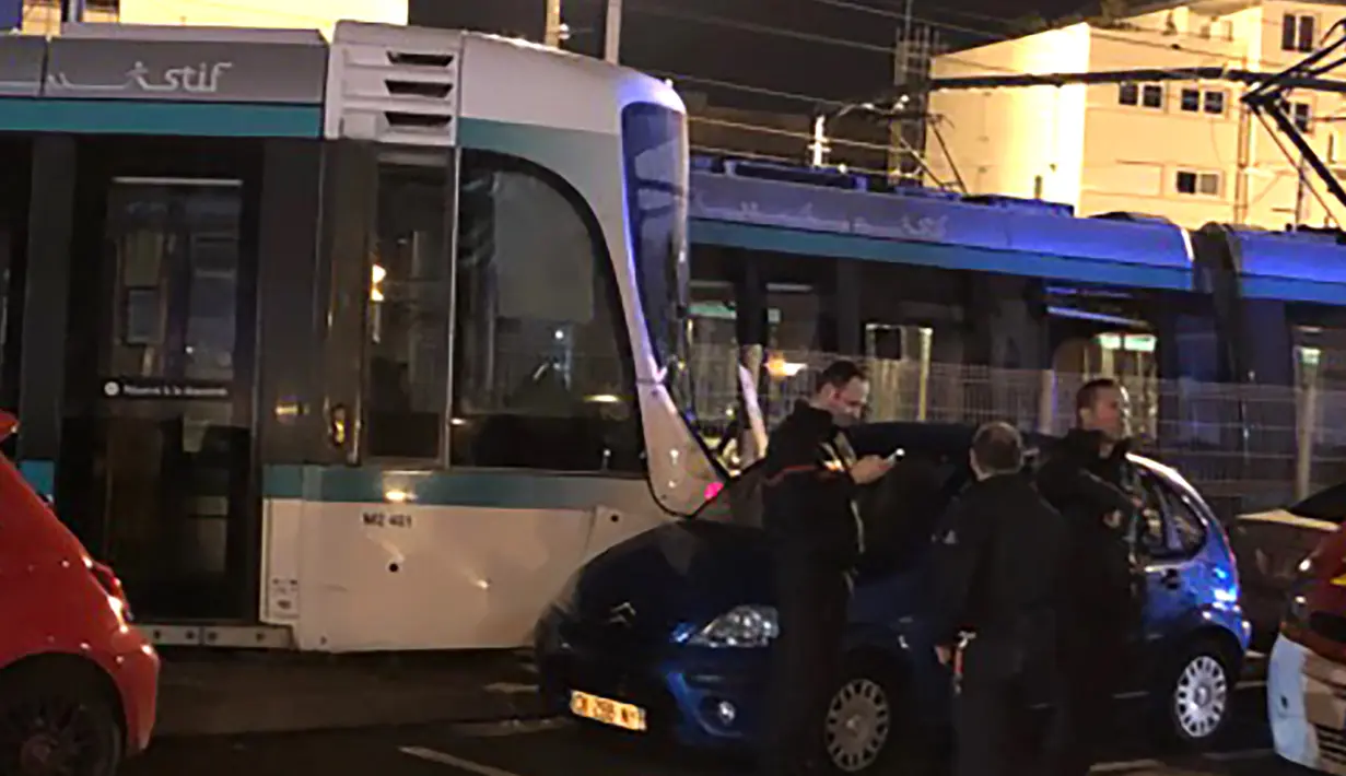 Personel layanan darurat berkumpul di lokasi tabrakan antara dua rangkaian trem di wilayah Issy-les-Moulineaux, Paris, Senin (11/2). Insiden seperti ini tergolong langka terjadi di jaringan trem pinggiran Paris yang selalu sibuk. (Philippe DUPEYRAT / AFP)