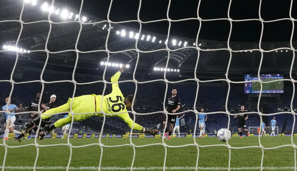 Kiper Salernitana, Benoit Costil gagal menghalau bola tendangan pemain Lazio, Gustav Isaken pada laga lanjutan Liga Italia 2023/2024 di Olympic Stadium, Roma, Italia, Sabtu (13/04/2024) dini hari WIB. (AP Photo/Andrew Medichini)