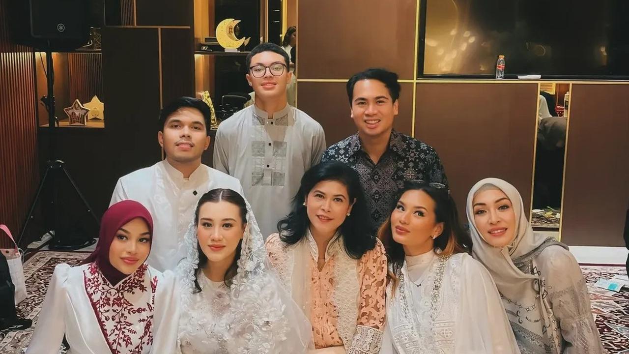 Siap Jadi Nenek, Angelina Sondakh Hadiri Tasyakuran Kehamilan Aaliyah Massaid