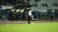 Pelatih Timnas Indonesia U-23 Shin Tae Yong saat memimpin di pinggir lapangan kala Garuda Muda melawan Malaysia pada laga pertama grup B Piala AFF U-23 (dok: PSSI)
