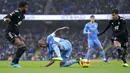 Pemain Manchester City Fernandinho jatuh ke tanah antara pemain Fulham Nathaniel Chalobah (kiri) dan Neco Williams (kanan) pada pertandingan sepak bola putaran keempat Piala FA di Etihad Stadium, Manchester, Inggris, 5 Februari 2022. Manchester City menang 4-1. (AP Photo/Jon Super)