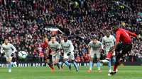 Gelandang Manchester United, Paul Pogba saat mengeksekusi penalti ke gawang West Ham United selama pertandingan lanjutan Liga Inggris di Old Trafford (13/4). Pogba mencetak dua gol lewat titik penalti mengantar MU menang tipis 2-1 atas West Ham. (AFP Photo/Paul Ellis)