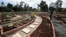 Pekerja menyiram tanaman di kawasan Agro Edukasi Wisata Ragunan, Jakarta Selatan,  Selasa (15/12/2020). Pemkot Jakarta Selatan mendirikan Agro Edukasi Wisata Ragunan sebagai tempat percontohan pertanian perkotaan untuk pusat edukasi bagi warga Ibu Kota. (Liputan6.com/Johan Tallo)