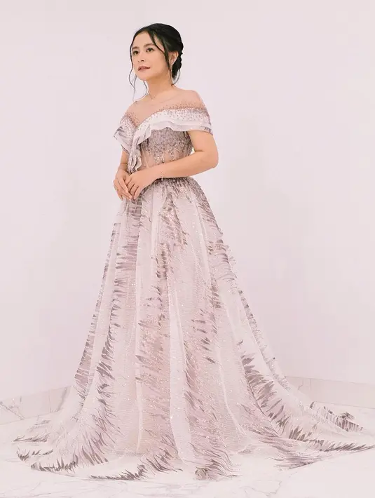 <p>Cantik layaknya princess dengan gaun panjang. (sumber: Instagram @prillylatuconsina96)</p>