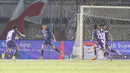 <p>Selebrasi pemain Persita Tangerang, Ramiro Fergonzi (tengah) setelah mencetak gol kedua ke gawang PSS Sleman pada laga pekan ke-9 BRI Liga 1 2023/2024 di Stadion Indomilk Arena, Tangerang, Jumat (18/8/2023). (Bola.com/Abdul Aziz)</p>
