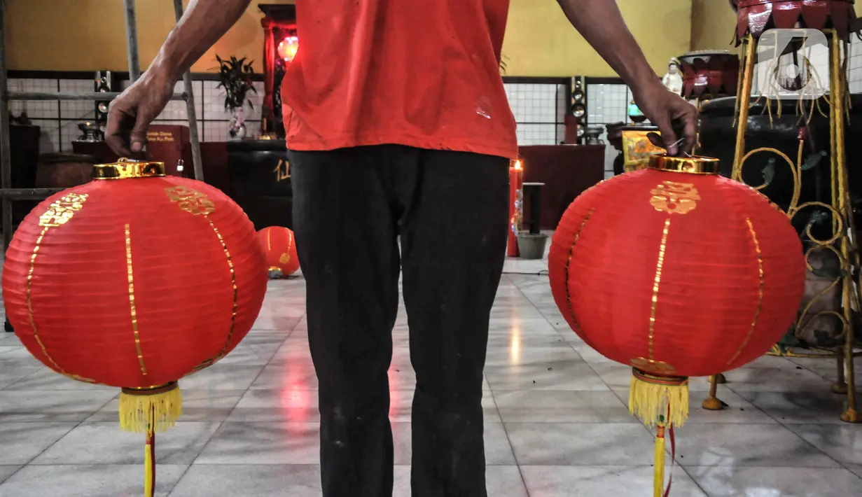 Warga keturunan Tionghoa membawa lampion di Vihara Sian Jin Ku Poh, Tajur Halang, Bogor, Jawa Barat, Minggu (23/1/2022). Jelang Tahun Baru Imlek, warga keturunan Tionghoa mulai mempersolek vihara dan klenteng seperti memasang lampion dan membersihkan patung dewa. (merdeka.com/Iqbal S. Nugroho)