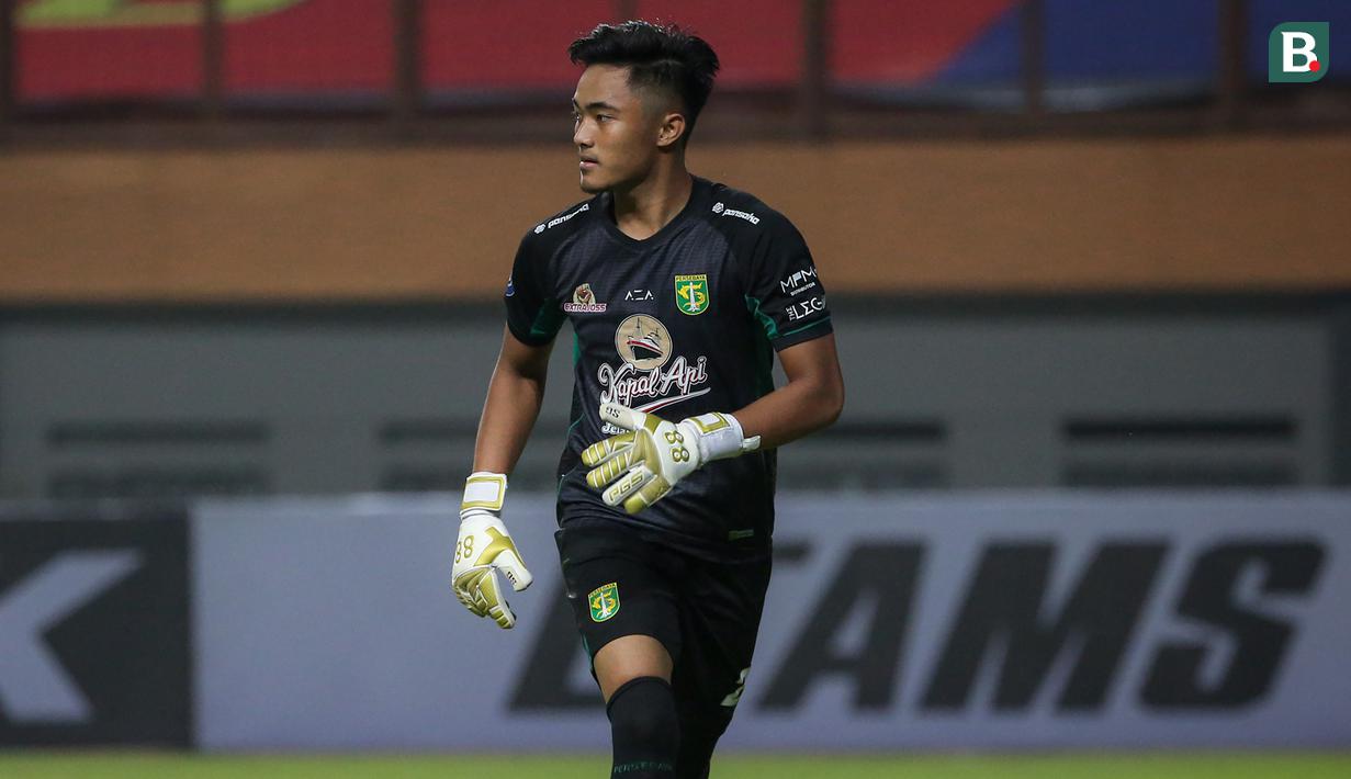 Ernando Ari Sutaryadi. Kiper milik Persebaya Surabaya berusia 19 tahun ini telah tampil 8 kali di BRI Liga 1 dengan mencatat 3 kali clean sheet dan kebobolan 9 gol. Ia belum pernah sekalipun bermain di level senior. (Bola.com/Bagaskara Lazuardi)