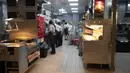 Pekerja bekerja di dapur sebuah restoran cepat saji yang baru dibuka di bekas gerai McDonald's di Bolshaya Bronnaya Street, Moskow, Rusia, 12 Juni 2022. Restoran pengganti McDonald's pertama dibuka di Moskow dengan mereka baru. (AP Photo/Dmitry Serebryakov)