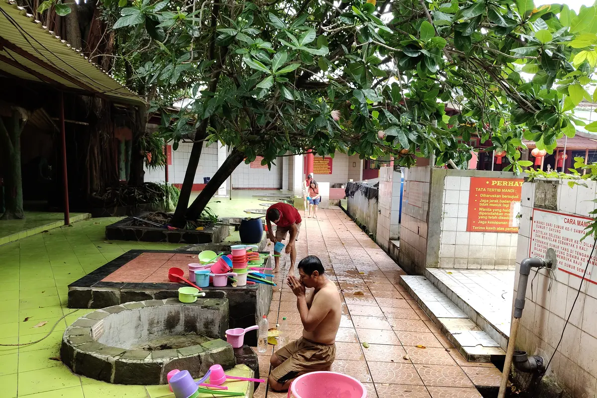 Tujuh Sumur Vihara Gayatri, Ritual Pembersihan Diri yang Terbuka untuk Semua Umat