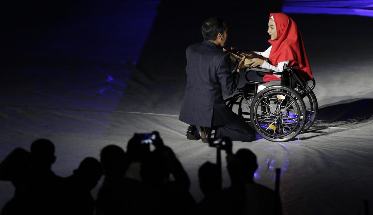 Presiden Indonesia, Joko Widodo, bersama penyandang disabilitas saat pembukaan Asian Para Games di SUGBK, Jakarta, Sabtu (06/10/2018). Acara tersebut dimeriahkan dengan aksi para penyandang disabilitas. (Bola.com/M Iqbal Ichsan)