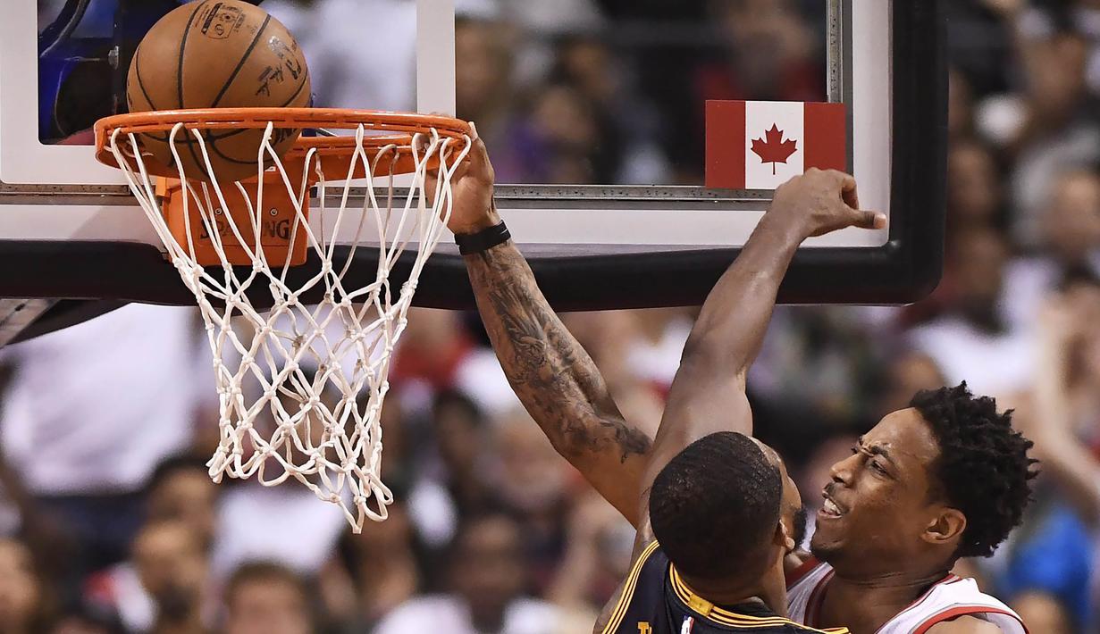 Pebasket Cleveland Cavaliers, Tristan Thompson, berusaha menghalangi pebasket Toronto Raptors, DeMar DeRozan pada laga Gim 3 semifinal Wilayah Timur di Air Canada Centre, Jumat (5/5/2017). Cleveland Cavaliers menang 115-94. (AP/Frank Gunn)