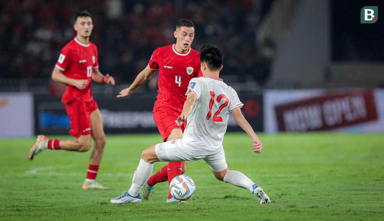 <p>Pemain Timnas Indonesia, Jay Idzes, saat melawan Vietnam dalam laga Grup F Kualifikasi Piala Dunia 2026 zona Asia di Stadion Utama Gelora Bung Karno (SUGBK) Senayan, Jakarta, Kamis (21/3/2024). (Bola.com/Bagaskara Lazuardi)</p>