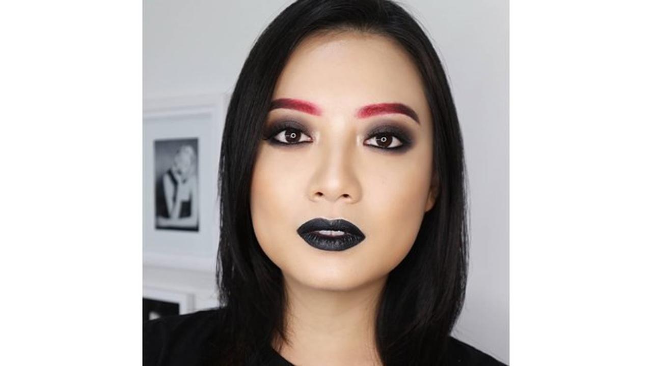 Biasa tampil natural, Leony berani tampil dengan makeup yang berbeda. Kini ia tampil dengan alis yang terang dan dipadukan dengan lipstik gelap.