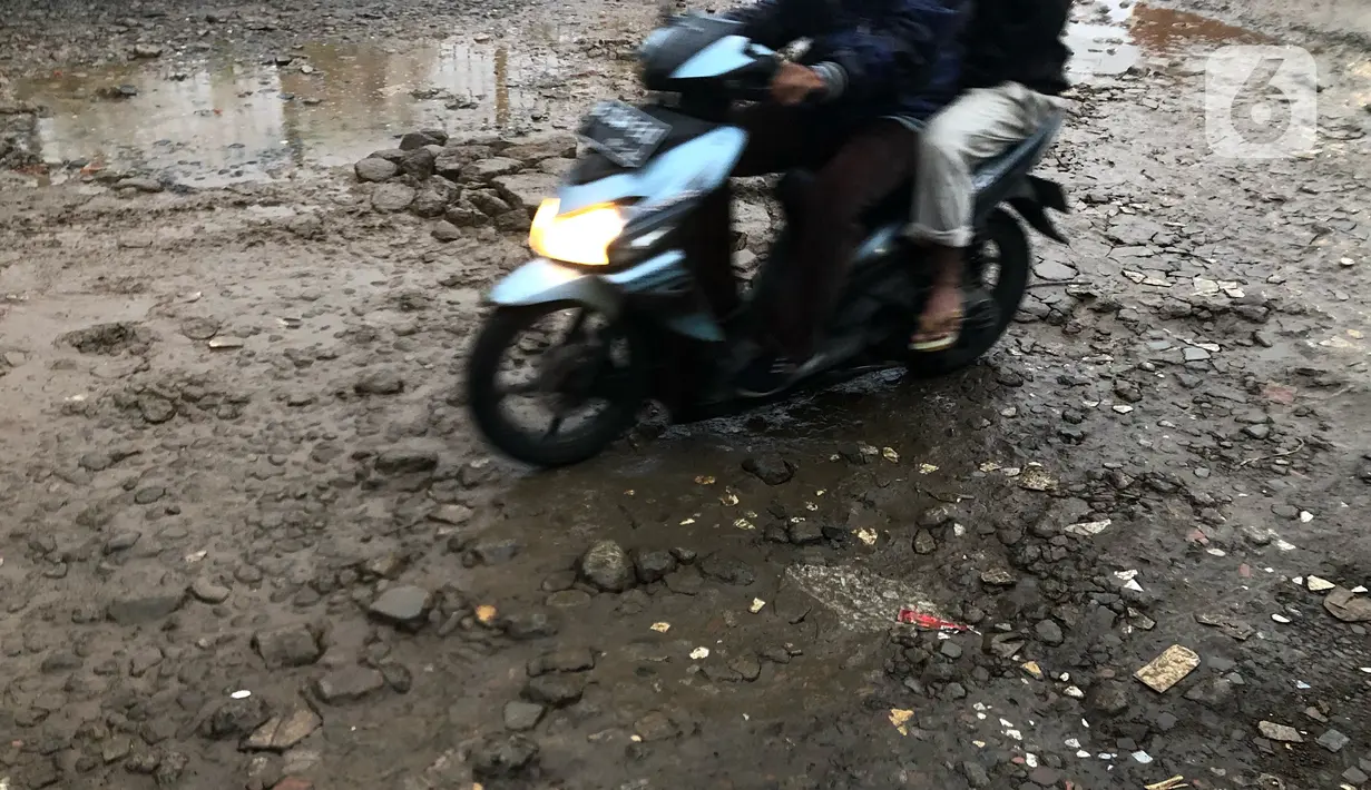 Kendaraan menghindari jalan yang rusak di Jalan Pertamina, Depok, Jawa Barat, Rabu (4/3/2020). Jalan yang telah rusak selama bertahun-tahun tersebut tidak juga diperbaiki sehingga mengganggu kenyamanan para pengguna jalan. (Liputan6.com/Immanuel Antonius)