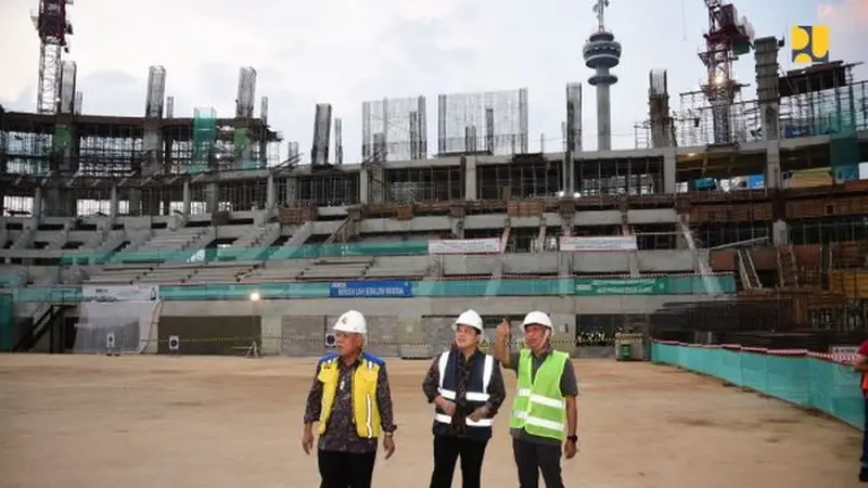 Menteri PUPR Basuki Hadimuljono, Menpora Zainudin Amali dan Menteri BUMN Erick Thohir tinjau pembangunan Indoor Multifunction Stadium (IMS) di Kompleks Gelora Bung Karno (GBK), Provinsi DKI Jakarta, Jumat (8/7/2022). (Dok Kementerian PUPR)