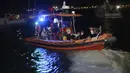 Orang-orang menunggu untuk dievakuasi dengan perahu setelah kebakaran hutan mencapai Pembangkit Listrik Kemerkoy di Milas di barat daya Turki, Rabu (4/8/2021) malam. Kebakaran hutan tersebut sudah memasuki hari ke-7 sejak api pertama muncul pada Rabu (28/7/2021). (AP Photo/Cem Tekkesoglu)