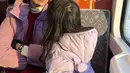 Putri Marino dan putrinya kompak mengenakan puffer jacket berwarna ungu. [Foto: Instagram/chicco.jerikho]