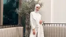 Cantiknya Paula Verhoeven pakai outfit tertutup serba putih. Kesan manis dari outfitnya kali ini hadir dari sentuhan lace dan desainnya yang unik. [Foto: Instagram/paula_verhoeven]