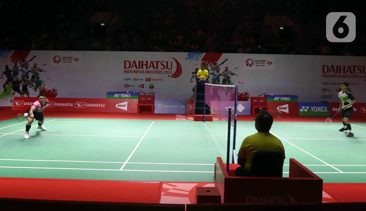 Pebulu tangkis tunggal putra Indonesia Jonatan Christie (kiri) saat bertanding melawan sesama pebulu tangkis tunggal putra Indonesia Shesar Hiren Rhustaviti pada babak 16 besar turnamen Daihatsu Indonesia Masters 2023 di Istora Senayan, Jakarta, Kamis (26/1/2023). Jonatan Christie menang atas Shesar Hiren Rhustavito dengan skor 21-16 dan 21-15. (Liputan6.com/Herman Zakharia)