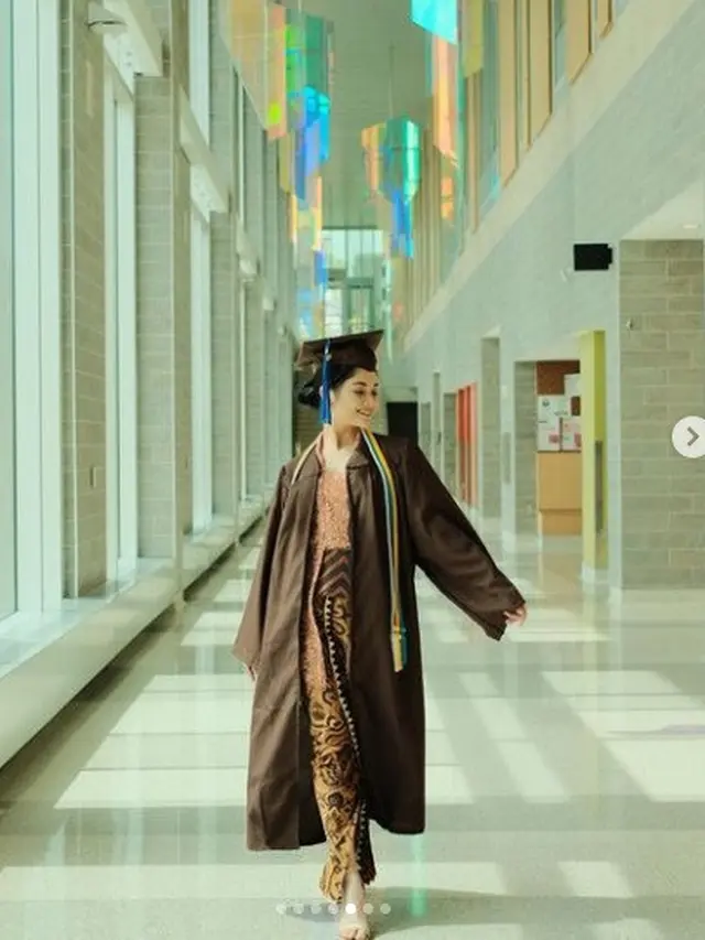 Yoriko Angeline pakai kebaya rancangan Didiet Maulana saat wisuda Western Michigan University AS (Foto: Instagram yorikooangln_)