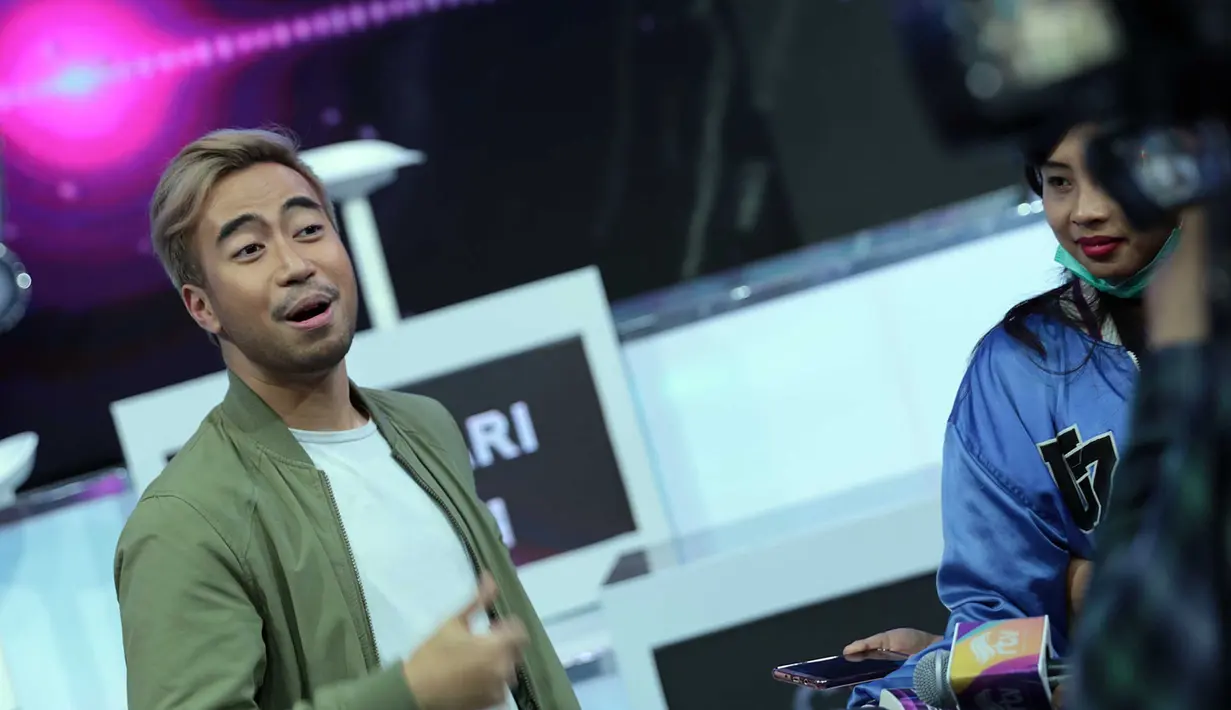 Demi warna rambut barunya, Vidi Aldiano mewarnai rambutnya hingga delapan jam lamanya. Proses yang didokumentasikan itu membuat kaget beberapa orang terdekatnya. Termasuk ibundanya yang kaget banget dengan warna rambut barunya. (Deki Prayoga/Bintang.com)