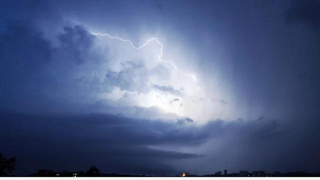 Ilustrasi petir. (AFP/Valery Hache)