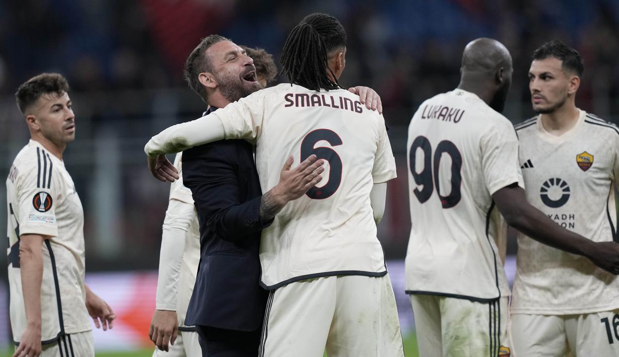 Pelatih AS Roma, Daniele De Rossi, bersama Smalling  merayakan kemenangan atas AC Milan pada laga Perempat final Liga Europa di Stadion San Siro, Jumat (12/4/2024). AS Roma menang dengan skor 1-0. (AP Photo/Antonio Calanni)