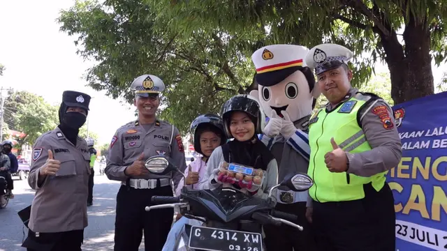 Pengendara tertib dapat paket telur dalam Operasi Patuh Candi 2023 di Pemalang. (Foto: Liputan6.com/Humas Polres Pemalang)