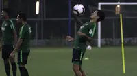 Pemain Timnas Indonesia, Irfan Bachdim, saat latihan di Lapangan ABC, Senayan, Jakarta, Jumat (7/6/2019). (Bola.com/Yoppy Renato)