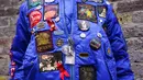 Patch band rock Inggris Queen pada jaket penggemar di luar rumah mendiang Freddie Mercury, pada peringatan 30 tahun kematiannya, di London, Rabu (24/11/2021). Freddie Mercury, penyanyi yang juga pentolan grup band Queen  meninggal dunia pada 24 November 1991. (AP Photo/Alberto Pezzali)