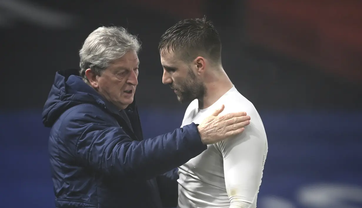Manajer tim Crystal Palace, Roy Hodgson (kiri) menghibur bek Manchester United, Luke Shaw usai berakhirnya laga lanjutan Liga Inggris 2020/21 pekan ke-27 di Selhurst Park, Rabu (3/3/202). Crystal Palace bermain imbang 0-0 dengan Manchester United. (AP/Mike Hewitt/Pool)