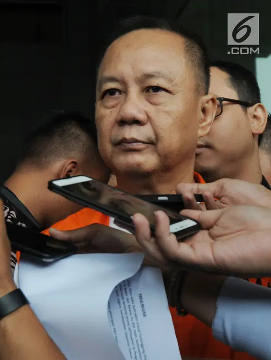 Tersangka mantan Ketua BPPN, Syafruddin Arsyad Temenggung usai penendatangan P21 di gedung KPK, Jakarta, Rabu (18/4). Syafruddin dalam waktu dekat akan menjalani persidangan terkait dugaan korupsi penerbitan surat SKL BLBI. (Merdeka.com/Dwi Narwoko)