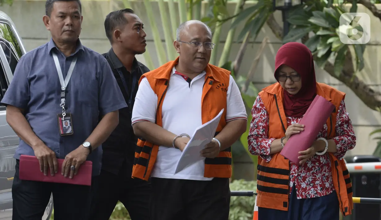 Pejabat Pembuat Komitmen Dinas PU, Bina Marga, dan SDA, Judi Tetrahastoto (kiri) dan Kepala Dinas PU dan SDA, Sunarti Setyaningsih tiba di Gedung KPK, Jakarta, Kamis (16/1/2020).  Keduanya terlibat kasus suap proyek infrastruktur di Dinas PUPR Kabupaten Sidoarjo. (merdeka.com/Dwi Narwoko)