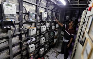 Penjaga melakukan pengecekan meteran listrik di salah satu area rumah susun di Jakarta, Senin (21/4/2025). (Liputan6.com/Angga Yuniar)