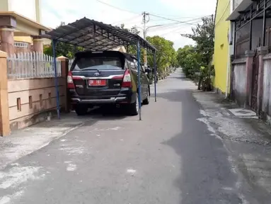 Sudah mobil dinas, bikin garasi di jalan umum.(Source: IST)