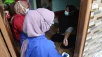 Sejumlah relawan Dompet Dhuafa mengecek kesehatan ibu menyusui penyintas COVID-19 di RW 07 Kelurahan Tengah, Kramat Jati, Jakarta, Kamis (5/8/2021). Kegiatan tersebut dalam rangka Pekan ASI Sedunia yang diperingati setiap tanggal 1 hingga 7 Agustus. (Liputan6.com/Herman Zakharia)