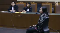 Direktur Keuangan PT Inersia Ampak Engineer (IAE), M Indung Andriani saat menjalani sidang pembacaan putusan sela di Pengadilan Tipikor, Jakarta, Rabu (11/9/2019). Dalam putusan sela, majelis hakim menolak eksepsi yang diajukan M Indung Andriani. (Liputan6.com/Helmi Fithriansyah)