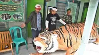 Jika Ridwan Kamil bermain di ranah dunia maya, Dedi Mulyadi pilih beraksi nyata dengan kirim pengganti si macan lucu. (Liputan6.com/Abramena)