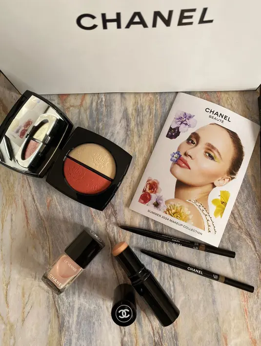 Aura energik dan penuh imajinasi jadi salah satu sumber inspirasi abadi bagi Gabrielle Chanel. Bagaikan pancaran energi dan keceriaan untuk sambut musim panas, koleksi makeup ini dipersembahkan khusus untuk membangkitkan suasanya penuh gairah.  [ Foto dok Chanel ]
