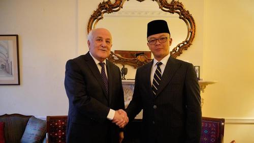 Menteri Luar Negeri Republik Indonesia (Menlu RI) Sugiono melakukan pertemuan bilateral dengan Wakil Tetap Palestina untuk PBB Riyad Mansour di Kantor Perwakilan Palestina di New York (16/2/2026).