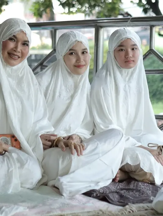 yu Ting Ting tampak mengenakan mukena putih kompak dengan ibunda dan putrinya, Bilqis. Wajahnya pun tampak flawless tanpa makeup berlebih. [@mom_ayting92_]