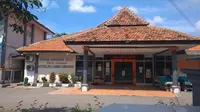Penampakan ruang IGD RSD Gunung Jati Cirebon saat ditutup sementara dalam rangka sterilisasi dan screening menyusul salah satu tenaga medisnya dinyatakan positif covid-19. Foto (Liputan6.com / Panji Prayitno)