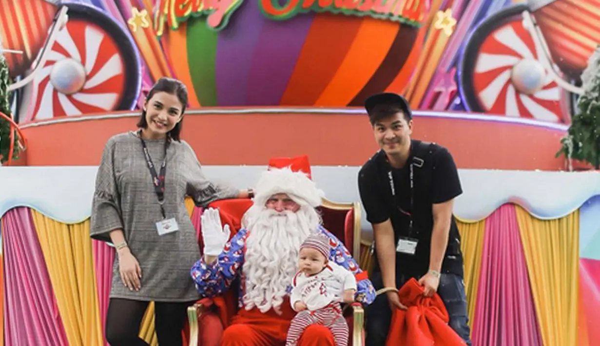 Keluarga kecil Glenn Alinskie dan Chelsea Olivia berbagi kebahagiaan saat Natal lewat foto bersama sang buah hati, Natusha Olivia Alinskie. Di foto itu disertakan tulisan "Have a Holly Jolly Christmas to all of you!!". (Instagram/glennalinskie)