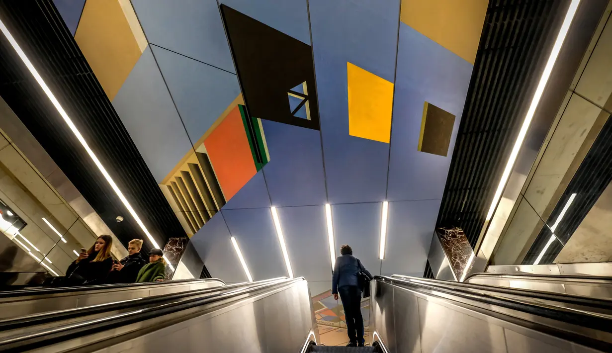 Komuter menaiki eskalator di stasiun metro Khoroshevskaya, Moskow pada 10 November 2018. Metro Moskow adalah sistem kereta bawah tanah di Ibu Kota Rusia dengan arsitekstur yang indah. (Photo by Yuri KADOBNOV / AFP)