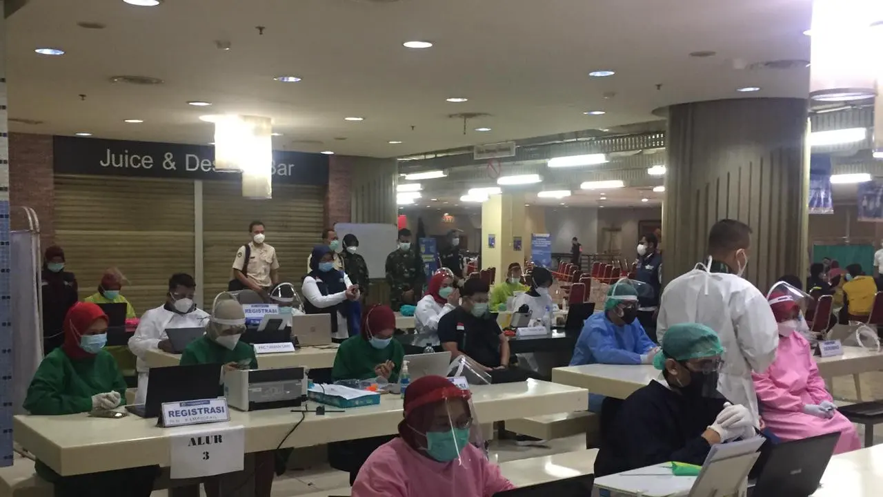Para petugas bersiap untuk memberikan vaksin Covid-19 ke pedagang Pasar Tanah Abang