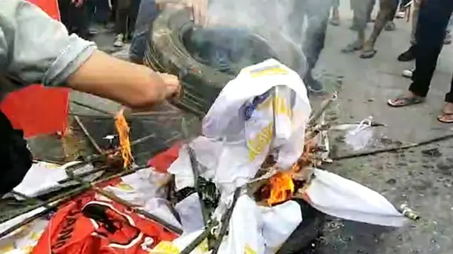 Massa membakar bendera PDIP saat kedatangan Jokowi di Kota Kendari.(Liputan6.com/istimewa)
