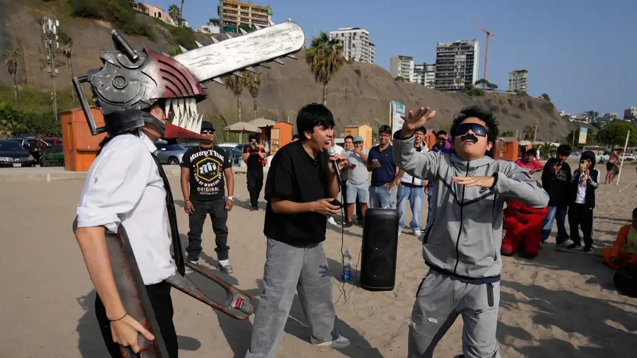Peserta Aura Farming Berkostum Chainsaw Man dan Maduro (AP/Martin Mejia)