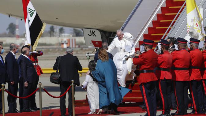 Paus Fransiskus tiba di Bandara Internasional Baghdad, Irak, Jumat (5/3/2021). Paus Fransiskus datang ke Irak untuk mendesak umat Kristen tetap tinggal dan membantu membangun kembali Irak setelah bertahun-tahun perang. (AP Photo/Andrew Medichini)